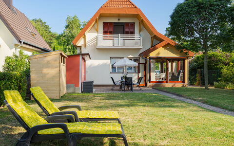 Sundown Beach: Huis, Huis, Woongebied, Dak, Verblijf, Schaduw, Landgoed, Tuin, Gazon, Werf