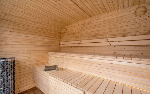 Heike - 700M to the Fjord: Dak, Huis, Huis, Verblijf, Deur, Siding, Dek, Veranda, Plank, Hardwood