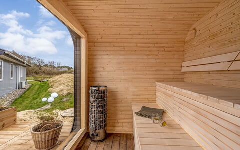 Heike - 700M to the Fjord: Dak, Huis, Huis, Verblijf, Deur, Siding, Dek, Veranda, Plank, Hardwood