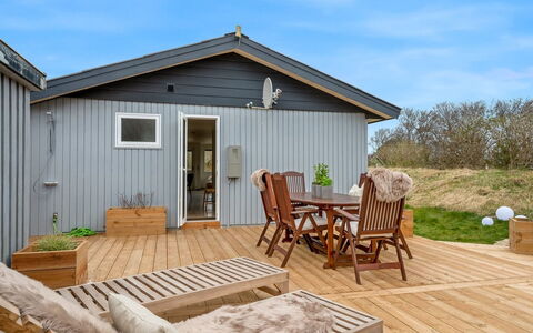 Heike - 700M to the Fjord: Dak, Huis, Huis, Verblijf, Deur, Siding, Dek, Veranda, Plank, Hardwood