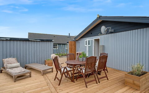 Heike - 700M to the Fjord: Dak, Huis, Huis, Verblijf, Deur, Siding, Dek, Veranda, Plank, Hardwood