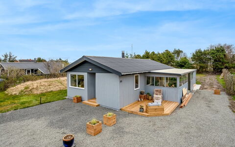 Heike - 700M to the Fjord: Dak, Huis, Huis, Verblijf, Deur, Siding, Dek, Veranda, Plank, Hardwood
