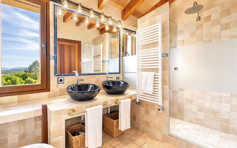 Son Bosc: Flooring, Interieur Ontwerp, Loodgieterswerkinrichting, Hout, Verdieping, Badkamer, Meubilair, Wastafel, Kraan, Verlichting