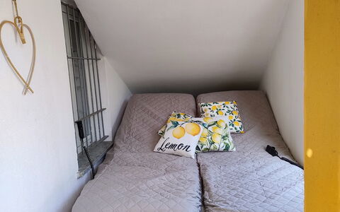 Cottage Wisteria: Hout, Verdieping, Flooring, Slaapkamer, Interieur Ontwerp, Meubilair, Linens, Bed, Bedding, Kamer