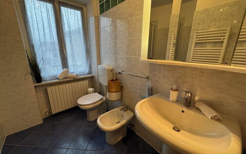 Cottage Wisteria: Flooring, Loodgieterswerkinrichting, Verdieping, Badkamer, Wastafel In De Badkamer, Wastafel, Wc Bril, Loodgieter, Kraan, Interieur Ontwerp