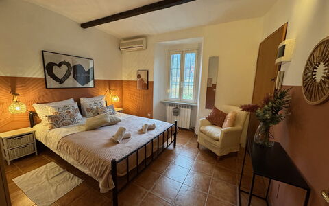 Cottage Wisteria: Meubilair, Hout, Interieur Ontwerp, Flooring, Verdieping, Bed, Slaapkamer, Linens, Plafond, Laken