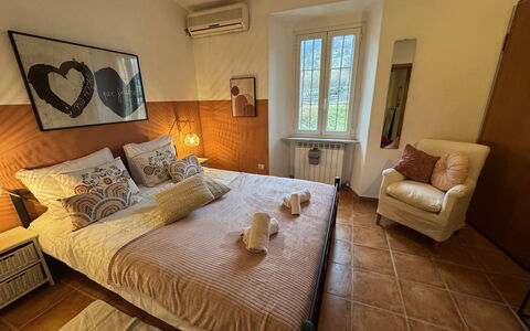 Cottage Wisteria: Meubilair, Hout, Verdieping, Flooring, Slaapkamer, Interieur Ontwerp, Bed, Linens, Kamer, Verlichting