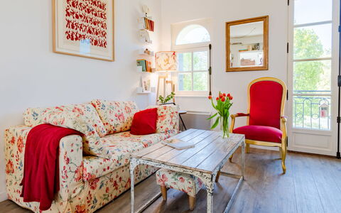 Les Jardins de Cabourg: Meubilair, Interieur Ontwerp, Bankstel, Muur, Flooring, Woonkamer, Verdieping, Kamer, Tafel, Huis