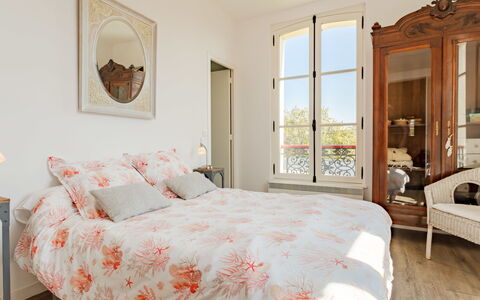 Les Jardins de Cabourg: Meubilair, Bed, Interieur Ontwerp, Slaapkamer, Muur, Bedding, Laken, Verdieping, Hout, Kamer