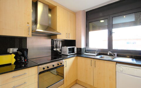 Tramuntana: Eigendom, Countertop, Kamer, Keuken, Cabinetry, Meubilair, Gebouw, Geel, Interieur Ontwerp, Onroerend Goed