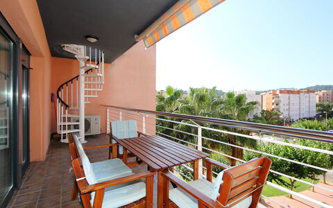 Tramuntana: Eigendom, Onroerend Goed, Gebouw, Huis, Woongebied, Kamer, Huis, Architectuur, Dak, Balkon
