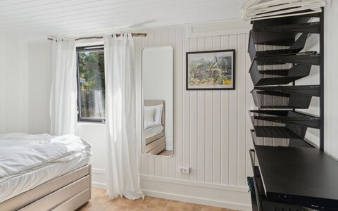 Kaj - 75M from the Sea: Interieur Ontwerp, Hout, Flooring, Verdieping, Meubilair, Slaapkamer, Plafond, Verlichting, Kamer, Bed