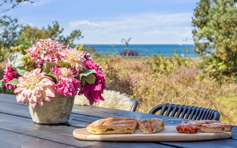 Kaj - 75M from the Sea: Meubilair, Buitenmeubels, Tafel, Buitentafel, Bloempot, Stoel, Voedsel, Serveware, Kamerplant, Picknicktafel