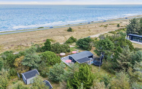 Kaj - 75M from the Sea: Vegetation, Struik, De Lente, Verblijf, Tuin, Schaduw, Backyard, Werf, Stoel