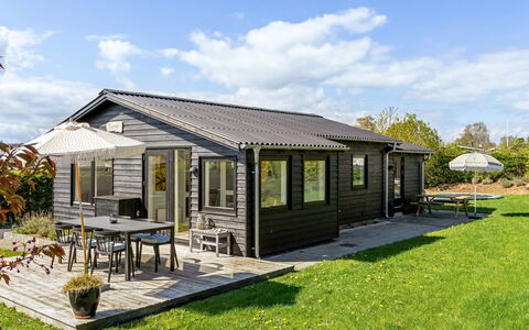 Arnkil - 250M from the Sea: Dak, Huis, Huis, Verblijf, Deur, Siding, Dek, Veranda, Plank, Hardwood