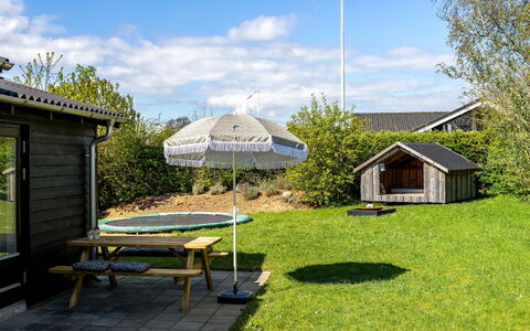 Arnkil - 250M from the Sea: Dak, Huis, Huis, Verblijf, Deur, Siding, Dek, Veranda, Plank, Hardwood