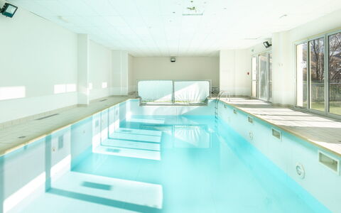 Les Fermes de Saint Sorlin: Flooring, Verdieping, Plafond, Zwembad, Interieur Ontwerp, Toevlucht, Ontwerp, Tegel, Hotel, Recreatiecentrum