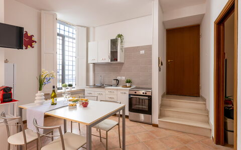 Movie Suite Jesi: Meubilair, Flooring, Interieur Ontwerp, Keuken, Hout, Verdieping, Countertop, Stoel, Tafel, Toestel Van De Keuken