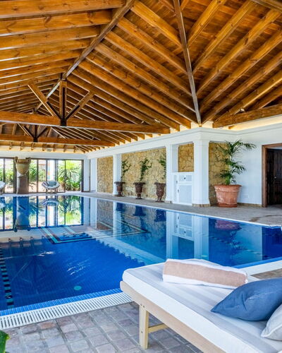 Serena Marbella: Zwembad, Meubilair, Toevlucht, Stoel, Buitenmeubels, Vrije Tijd, Eco Hotel, Hotel, Landgoed, Villa
