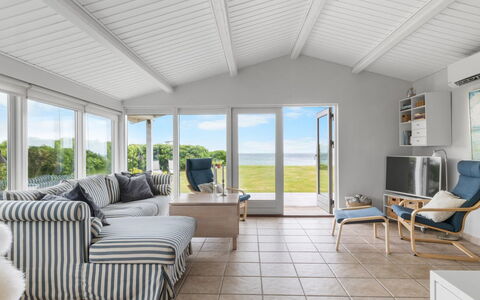 Dimo - 20M from the Sea: Gras, Grasland, Land Lot, Verblijf, Landelijk Gebied, Weide, Garden Gebouwen, Tuin, Schuur