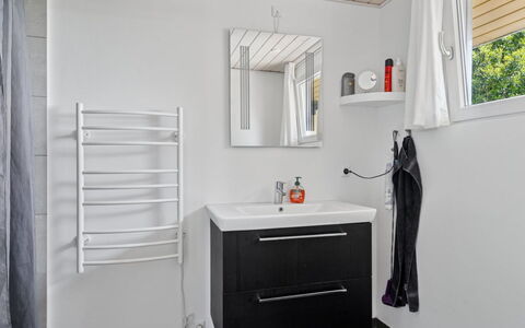 Erin - 200M from the Sea: Flooring, Verdieping, Loodgieterswerkinrichting, Interieur Ontwerp, Loodgieter, Badkamer, Badkamerkast, Tegel, Kamer
