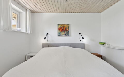 Erin - 200M from the Sea: Bed, Interieur Ontwerp, Slaapkamer, Muur, Flooring, Verdieping, Plafond, Meubilair, Hout, Laken