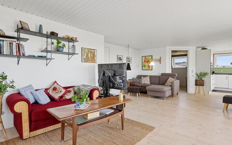 Erin - 200M from the Sea: Meubilair, Bankstel, Flooring, Interieur Ontwerp, Hout, Verdieping, Plafond, Woonkamer, Houten Vloer, Tafel