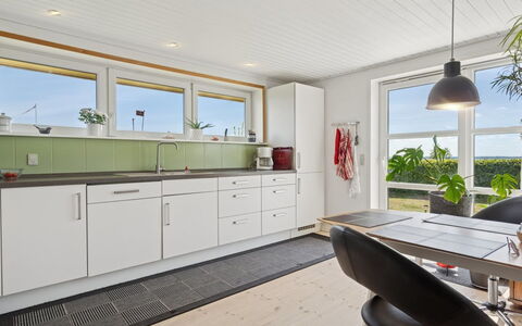 Erin - 200M from the Sea: Keuken, Flooring, Interieur Ontwerp, Countertop, Verdieping, Hout, Plafond, Toestel Van De Keuken, Cabinetry, Meubilair