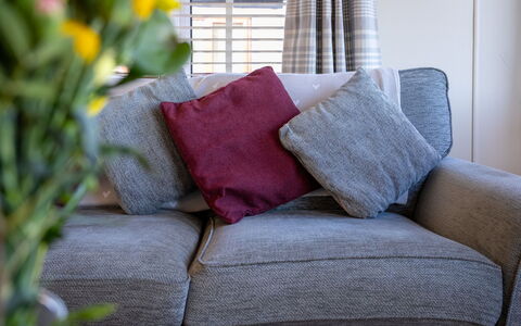 Lodge 3: Kussen, Bankstel, Textiel, Kussen Gooien, Woonkamer, Interieur Ontwerp, Hoofdkussen, Bruin, Meubilair
