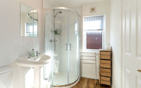 Lodge 3: Muur, Flooring, Interieur Ontwerp, Verdieping, Badkamer, Loodgieterswerkinrichting, Plafond, Verlichting, Kamer, Toilet