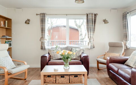 Lodge 8: Meubilair, Interieur Ontwerp, Flooring, Bankstel, Hout, Verdieping, Woonkamer, Kamer, Textiel, Tafel