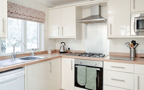 Lodge 8: Keuken, Countertop, Toestel Van De Keuken, Major Appliance, Cabinetry, Interieur Ontwerp, Huishoudapparatuur, Wastafel, Meubilair, Huis