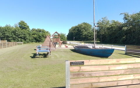 Franzisca - 200M to the Fjord: Pool, Park, Gazon, Speeltoestel, Schaduw, Werf, Openluchtbank, Bank, Plank