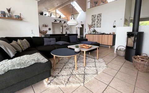 Sejer - 350M from the Sea: Hout, Flooring, Woonkamer, Bankstel, Meubilair, Huis, Interieur Ontwerp, Verdieping, Appartement