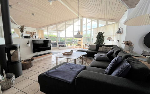 Sejer - 350M from the Sea: Huis, Bankstel, Woonkamer, Plafond, Ontwerp, Hardwood, Kamerplant, Plafondventilator, Lichte Inrichting