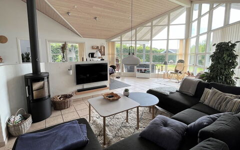 Sejer - 350M from the Sea: Bankstel, Interieur Ontwerp, Flooring, Woonkamer, Hout, Meubilair, Verdieping, Plafond, Huis