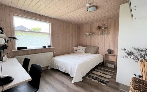 Sejer - 350M from the Sea: Flooring, Verdieping, Interieur Ontwerp, Slaapkamer, Hout, Meubilair, Bed, Plafond, Kamer, Houten Vloer