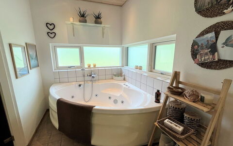 Sejer - 350M from the Sea: Interieur Ontwerp, Flooring, Verdieping, Loodgieterswerkinrichting, Plafond, Bad, Verlichting, Kamer, Badkamer, Loodgieter