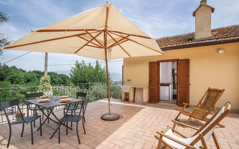 Casa Rosmarino, Ac, Wifi, Narni: Meubilair, Hout, Stoel, Tafel, Buitenmeubels, Flooring, Keuken En Eettafel, Buitentafel, Schaduw, Beits