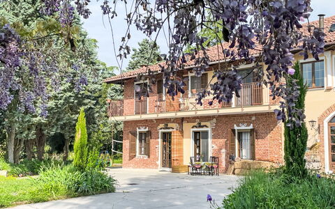 Asti 50: Huis, Struik, Huis, Woongebied, Landgoed, Verblijf, Hacienda, Werf, Schaduw, Gazon