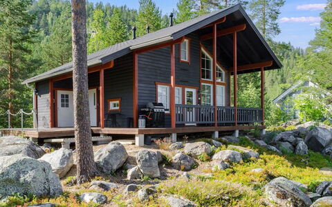 Blue Lake Villa: Bed, Meubilair, Slaapkamer, Interieur Ontwerp, Bedding, Laken, Flooring, Hout, Verdieping, Kamer