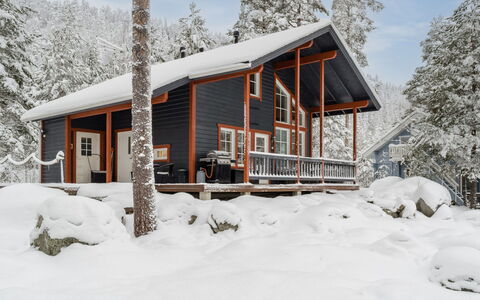 Blue Lake Villa: Bed, Meubilair, Slaapkamer, Interieur Ontwerp, Bedding, Laken, Flooring, Hout, Verdieping, Kamer
