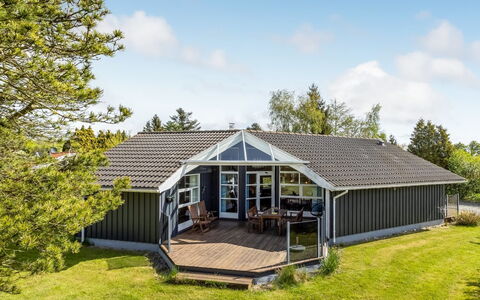 Winona - 250M from the Sea: Vegetation, Struik, De Lente, Verblijf, Tuin, Schaduw, Backyard, Werf, Stoel