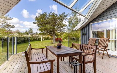 Winona - 250M from the Sea: Vegetation, Struik, De Lente, Verblijf, Tuin, Schaduw, Backyard, Werf, Stoel