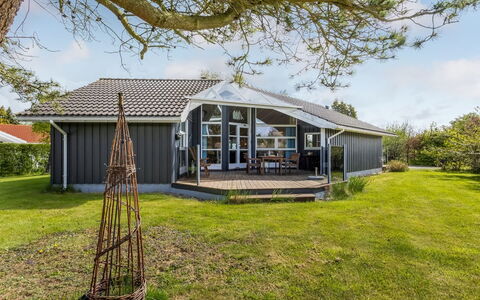 Winona - 250M from the Sea: Vegetation, Struik, De Lente, Verblijf, Tuin, Schaduw, Backyard, Werf, Stoel