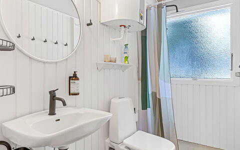 Frethi - 30Km from the Sea: Loodgieterswerkinrichting, Interieur Ontwerp, Wastafel, Flooring, Badkamer, Wastafel In De Badkamer, Verdieping, Loodgieter, Toilet, Kraan