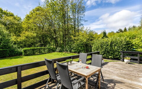 Frethi - 30Km from the Sea: Hout, Struik, Hardwood, Meubilair, Buitenmeubels, Plank, Tuin, Beits, Dek, Schaduw