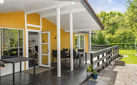 Frethi - 30Km from the Sea: Hout, Veranda, Huis, Verblijf, Dek, Schaduw, Landgoed, Siding, Hardwood, Werf