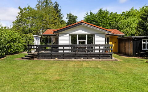 Frethi - 30Km from the Sea: Verblijf, Huis, Veranda, Siding, Garden Gebouwen, Schaduw, Gazon, Landgoed, Werf, Boerderij