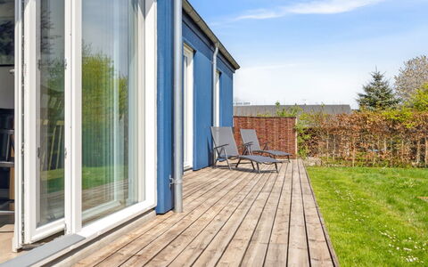 Snari - 700M from the Sea: Flooring, Muur, Verdieping, Interieur Ontwerp, Hout, Plafond, Houten Vloer, Verlichting, Meubilair, Laminaatvloer
